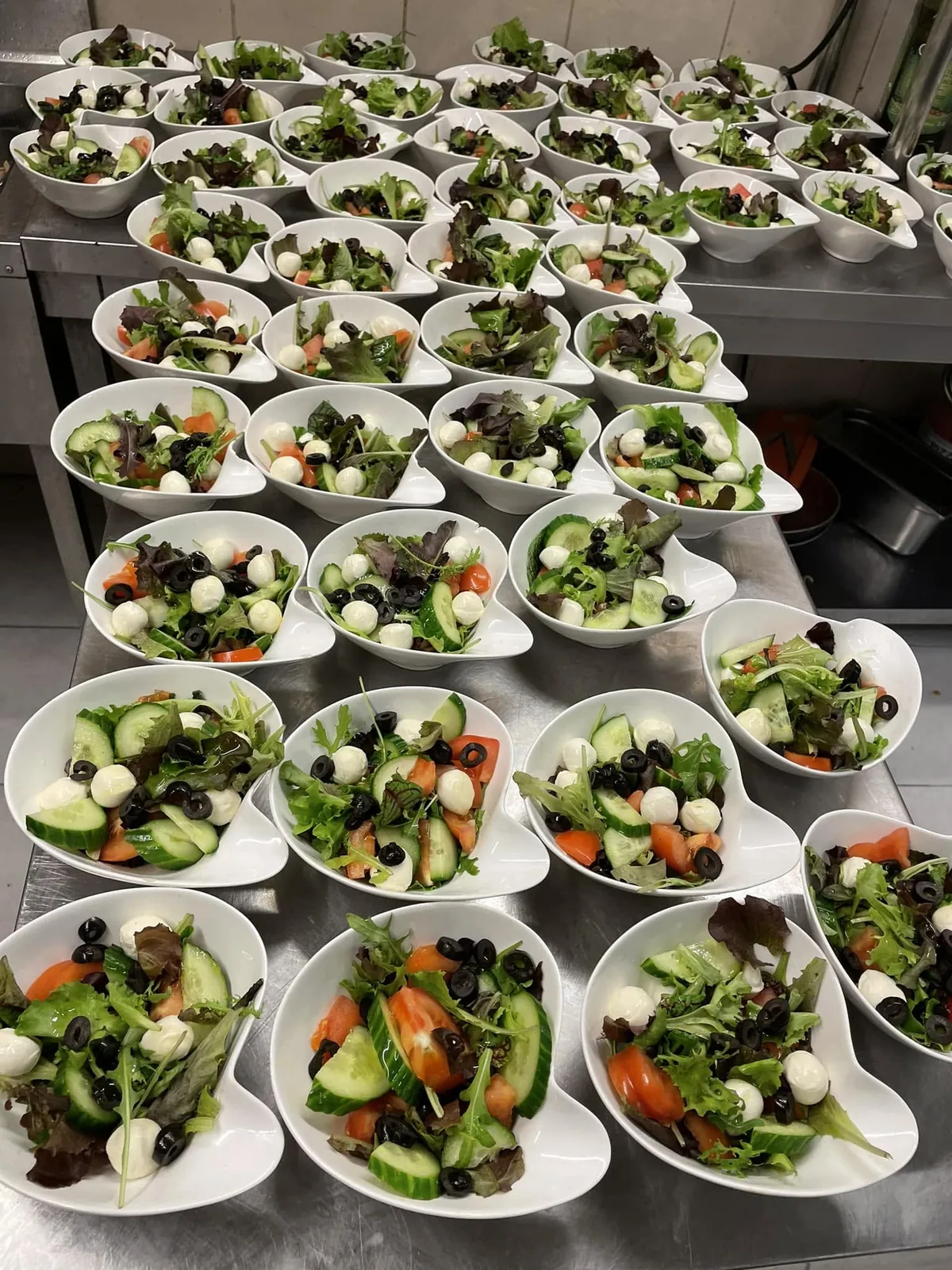 Frisse salade bij een groepsmenu