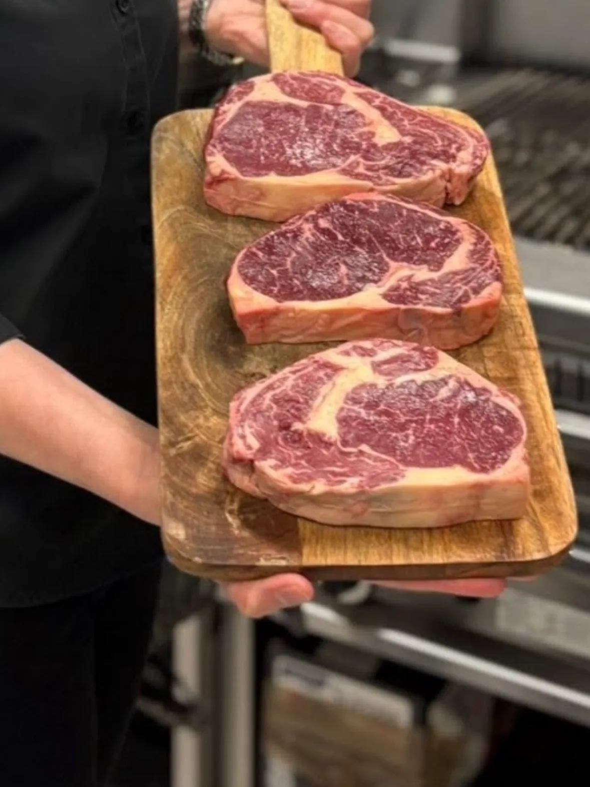Irish ribeye steaks op houten plank, klaar voor de grill