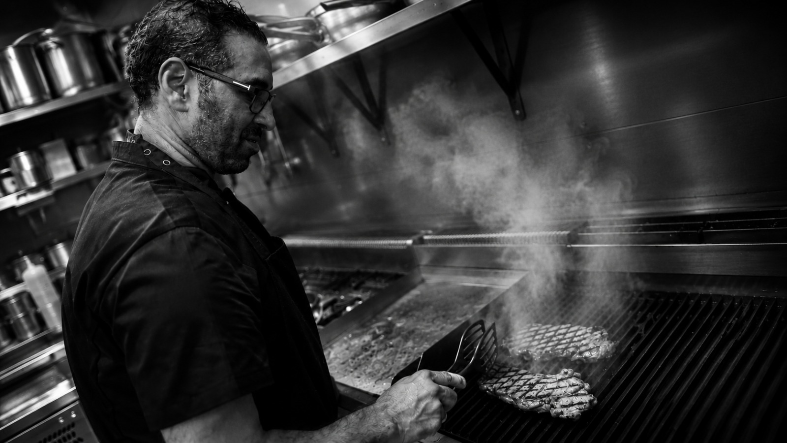 De chef aan het werk in de keuken van Captain Cook