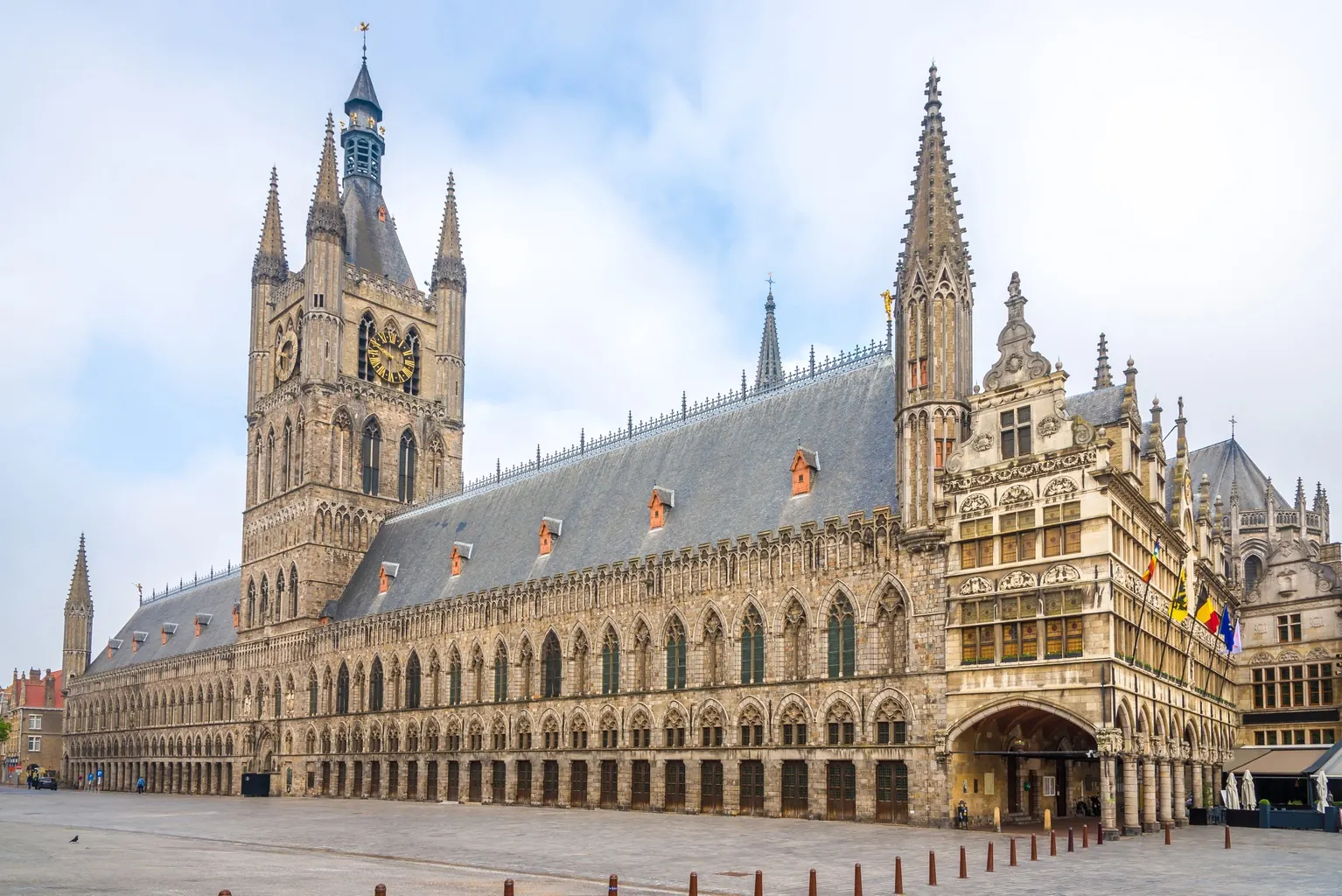 De Lakenhalle op de Grote Markt van Ieper